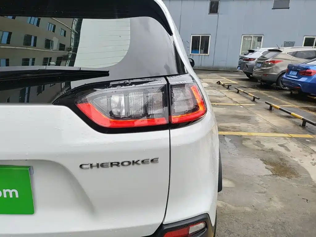 Фото 8 - Jeep Cherokee