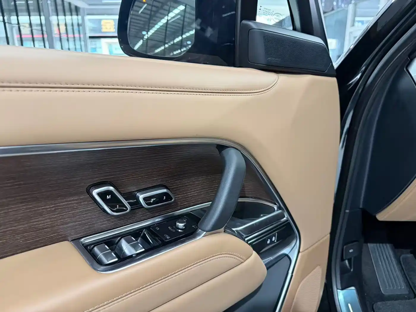 Photo 15 - Land Rover Range Rover