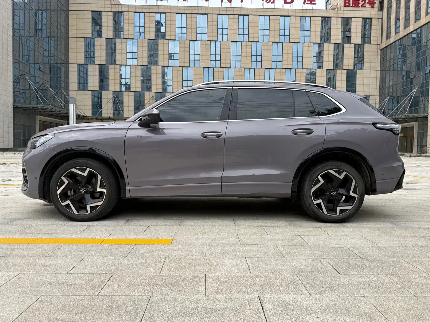 Photo 4 - Volkswagen Tiguan L
