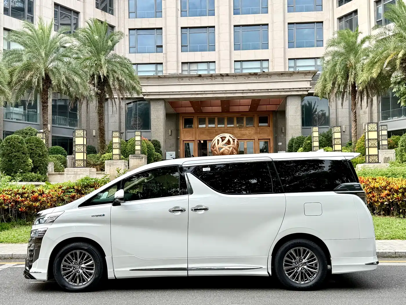 Toyota Vellfire 2021 Crown Hybrid 2.5L HV Premium Edition фото 3