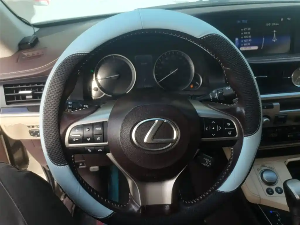 Lexus ES 2015 200 Elite Edition фото 17