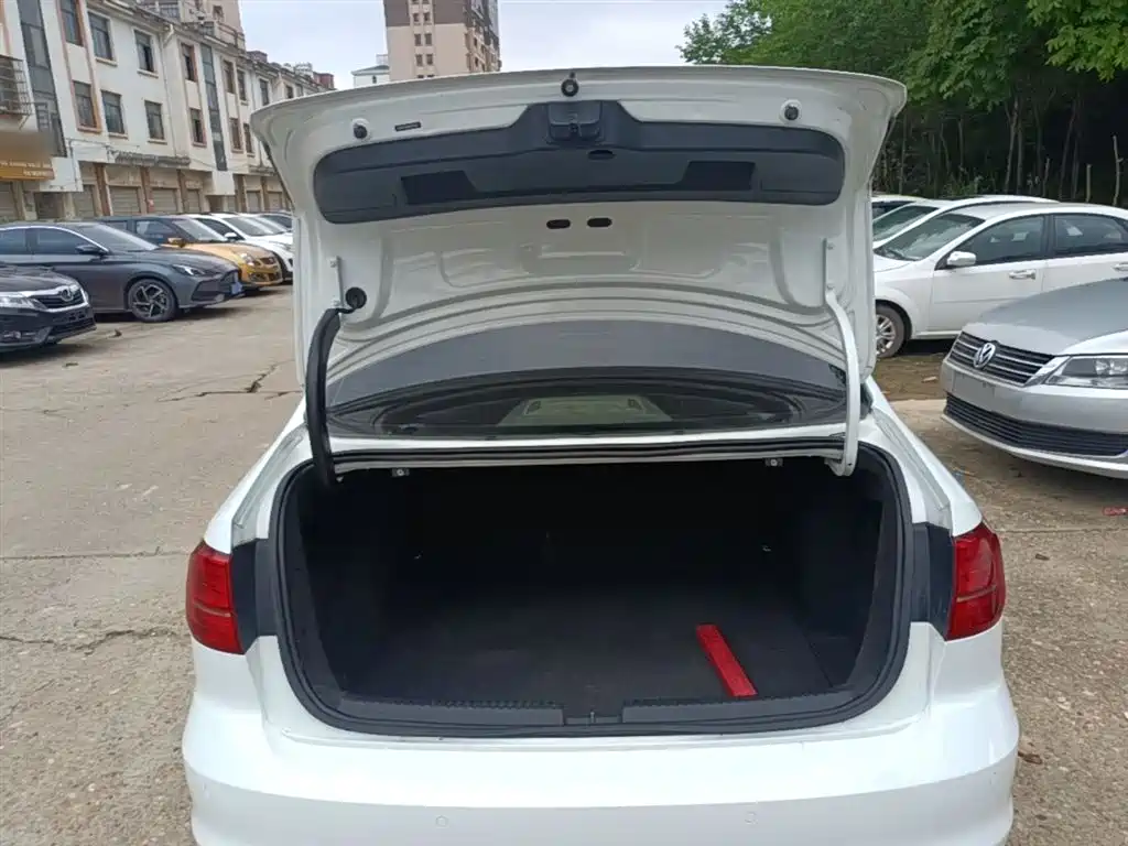 Volkswagen Sagitar 2017 1.6L Automatic Comfort фото 19