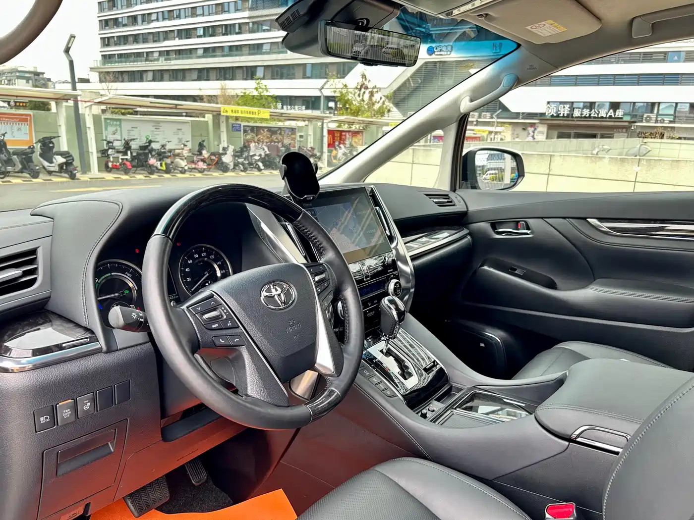 Toyota Vellfire 2021 Crown Hybrid 2.5L HV Luxury Edition фото 6