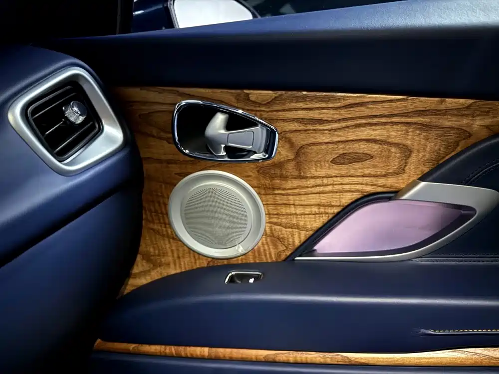 Фото 8 - Aston Martin DB11