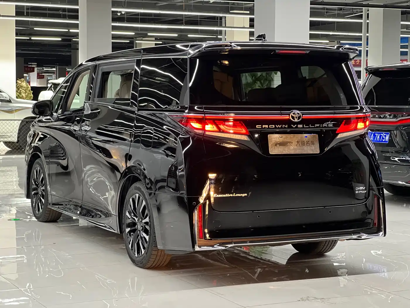 Toyota Vellfire 2024 Crown Hybrid 2.5L Executive Premium Edition фото 6