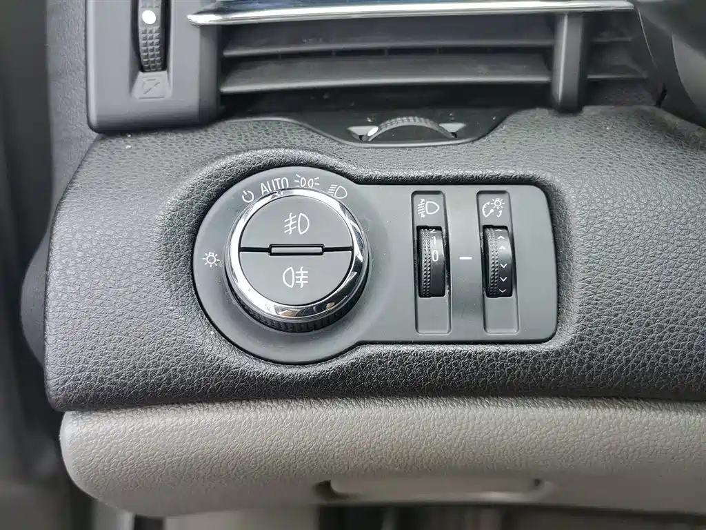 Chevrolet Malibu 2013 2.4L Automatic Luxury Edition фото 21