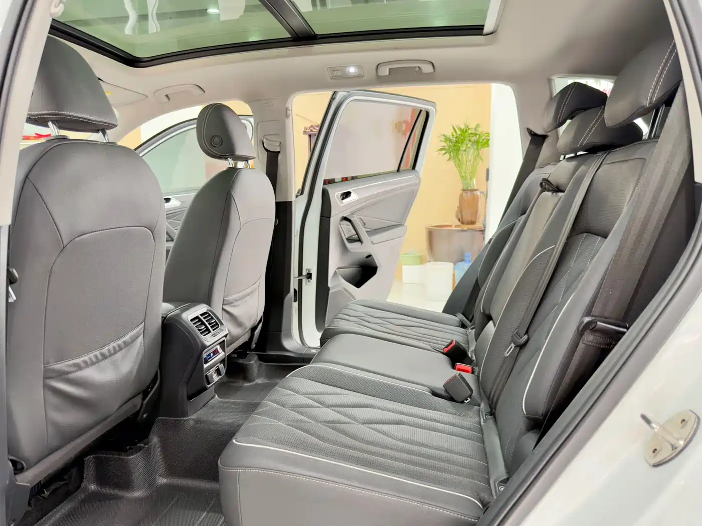 Volkswagen Tiguan L 2022 330TSI Auto 2WD R-Line Premium Edition фото 6