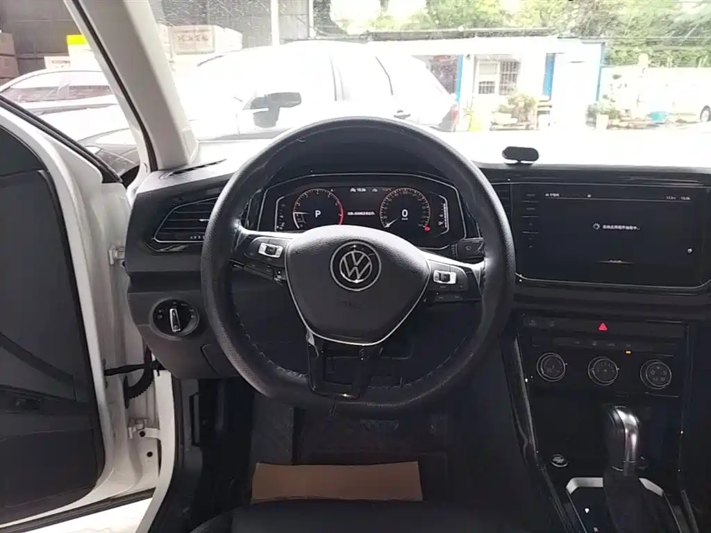 VOLKSWAGEN T-ROC EXPLORING SONGS