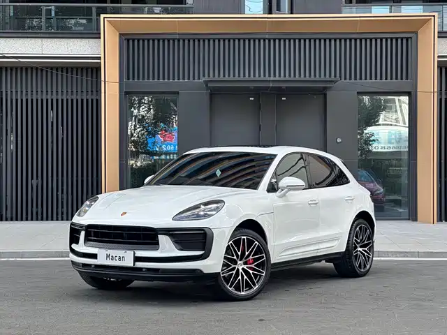 PORSCHE MACAN
