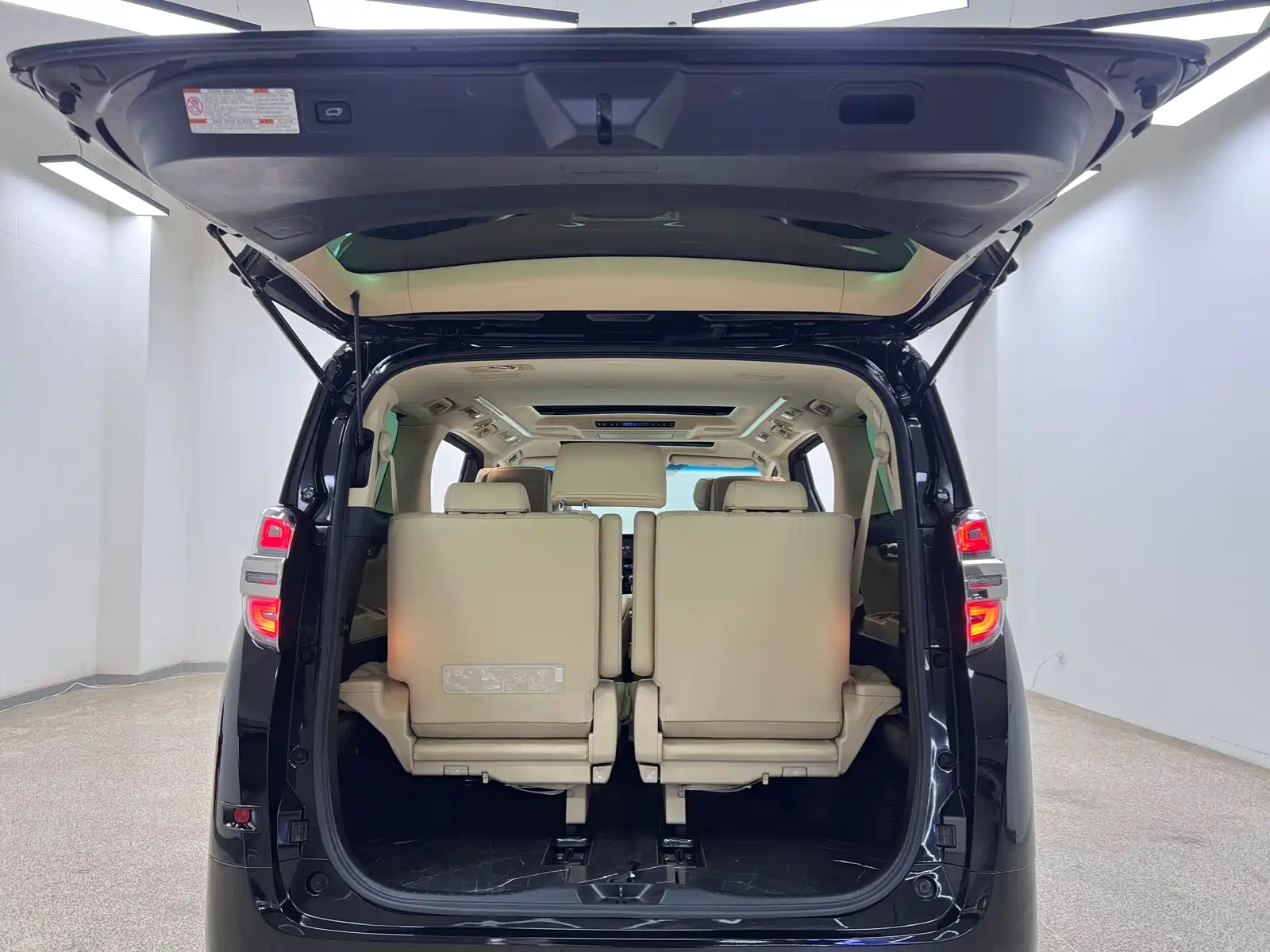 Фото 35 - Toyota Vellfire