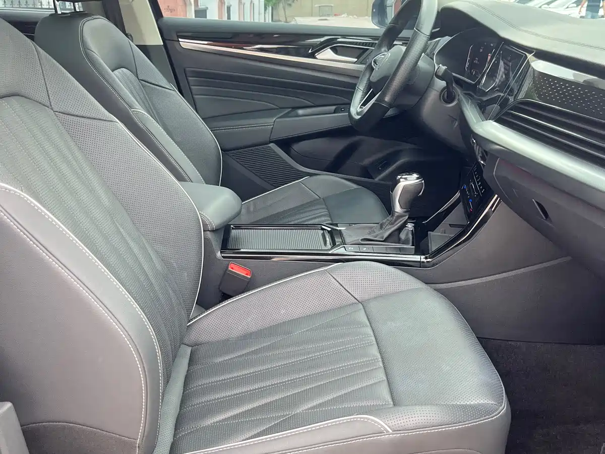 Volkswagen Passat 2023 330TSI Luxury Edition фото 8