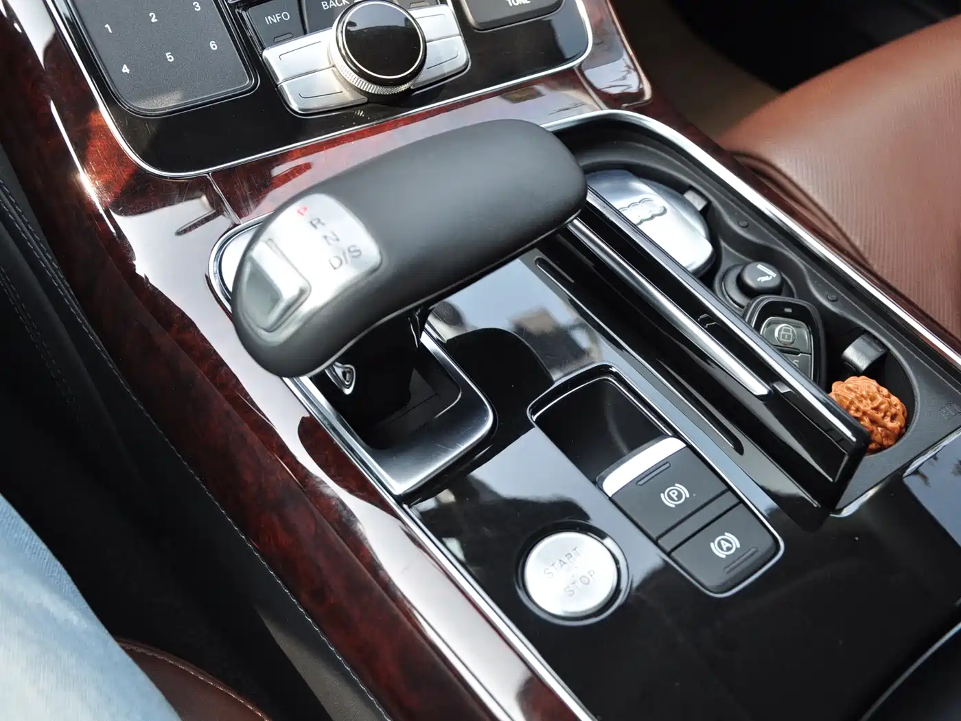 Audi A8 2011 A8L 3.0 TFSI quattro Premium (245kW) фото 12