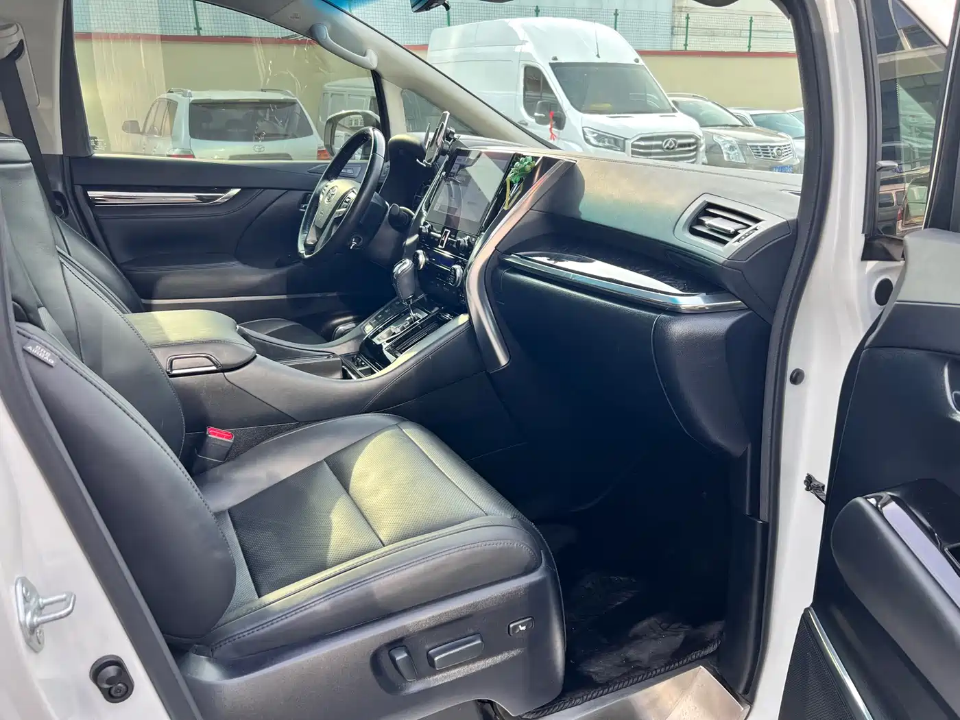 Toyota Vellfire 2021 Crown Hybrid 2.5L HV Luxury Edition фото 10
