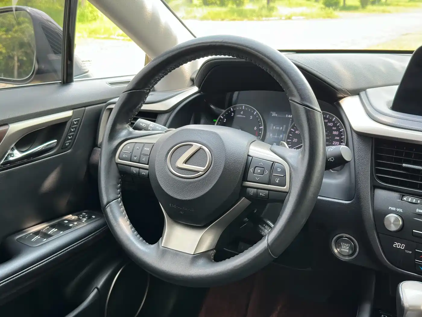 Фото 17 - Lexus RX