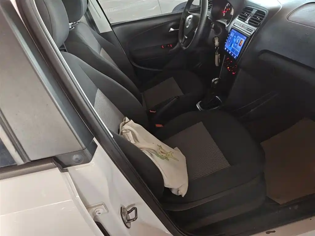 Volkswagen Polo 2016 1.4L Automatic Trend фото 25