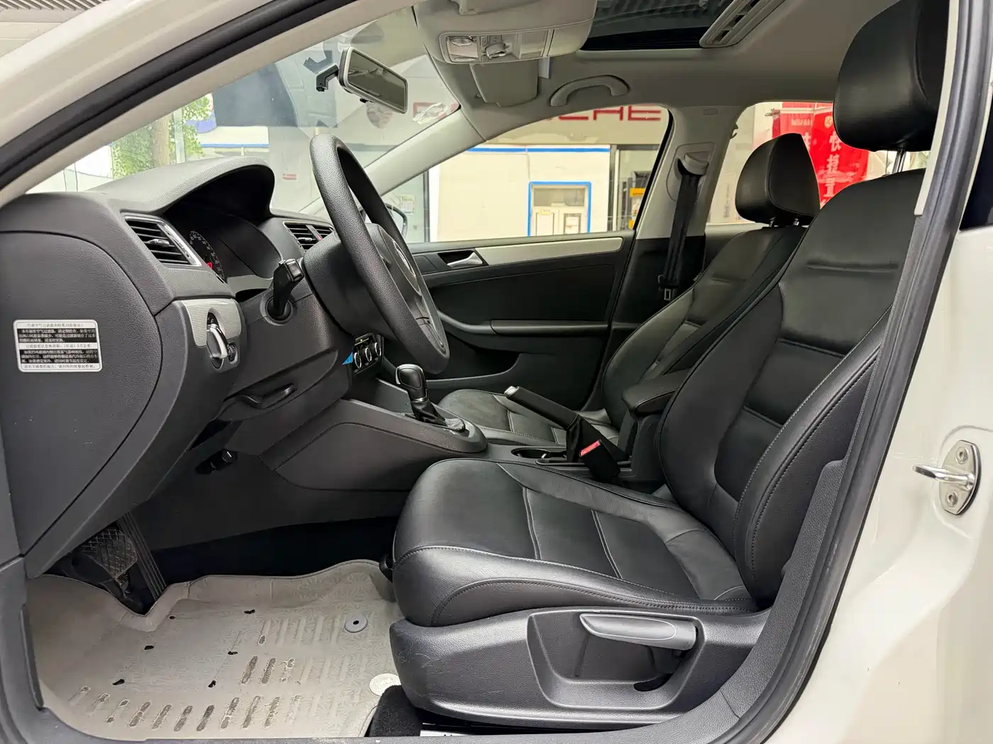 Volkswagen Sagitar 2012 1.6L Automatic Comfort Type фото 6