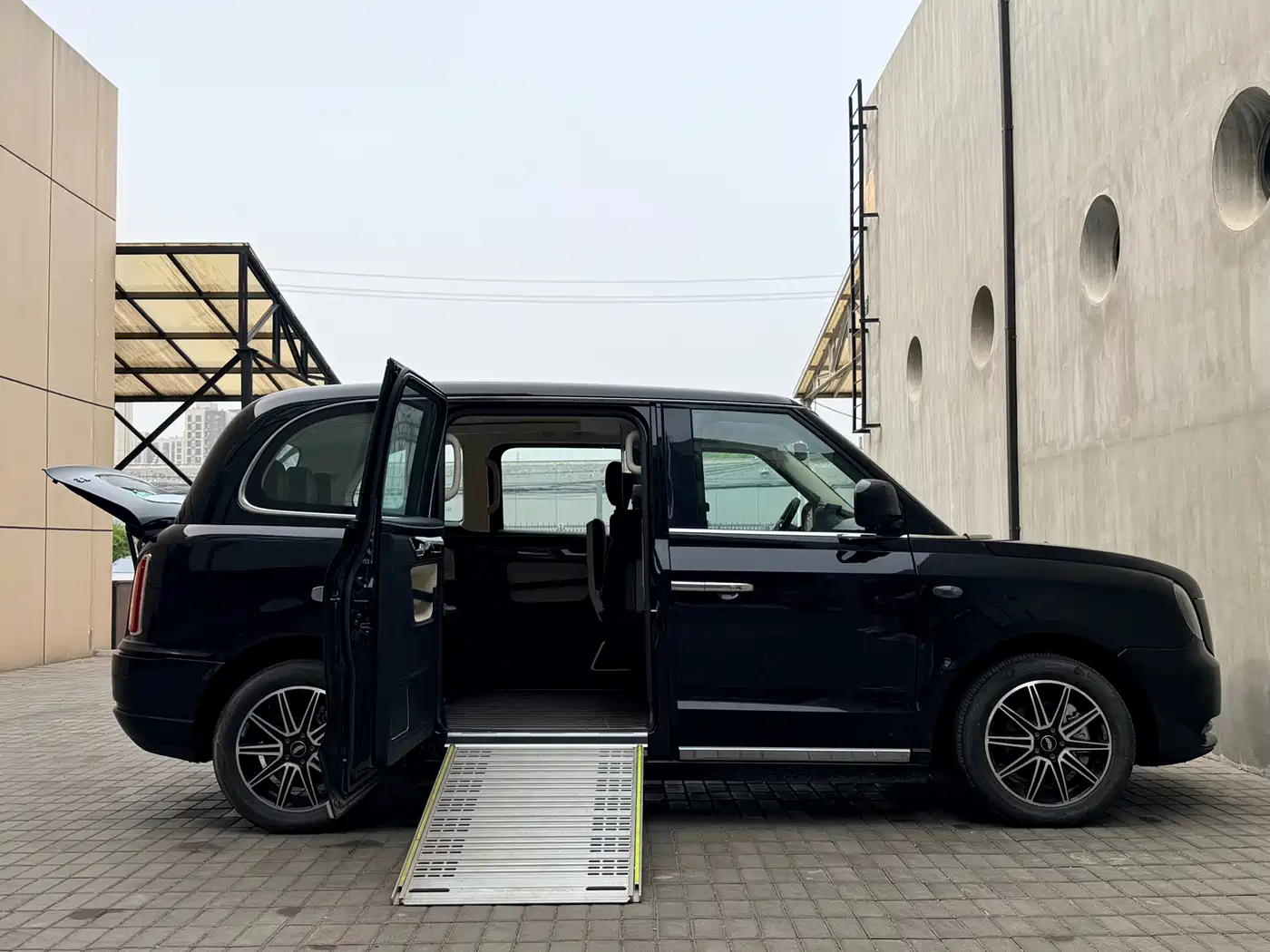 LEVC TX 2022 TX5 Extended Range Space Comfort Edition фото 34