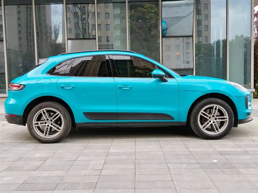 PORSCHE MACAN