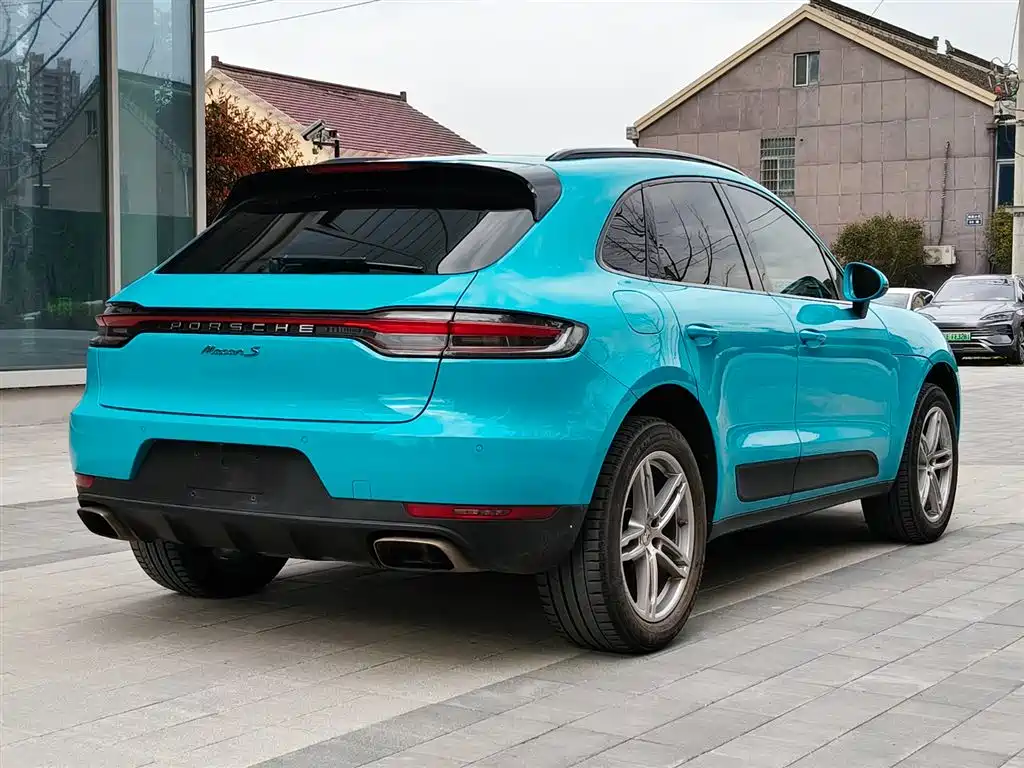 PORSCHE MACAN