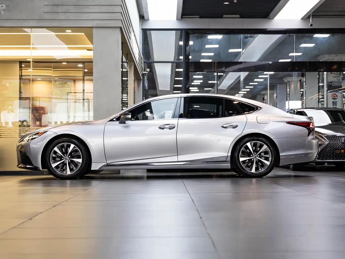 Lexus LS 2021 500h Premium Edition фото 4