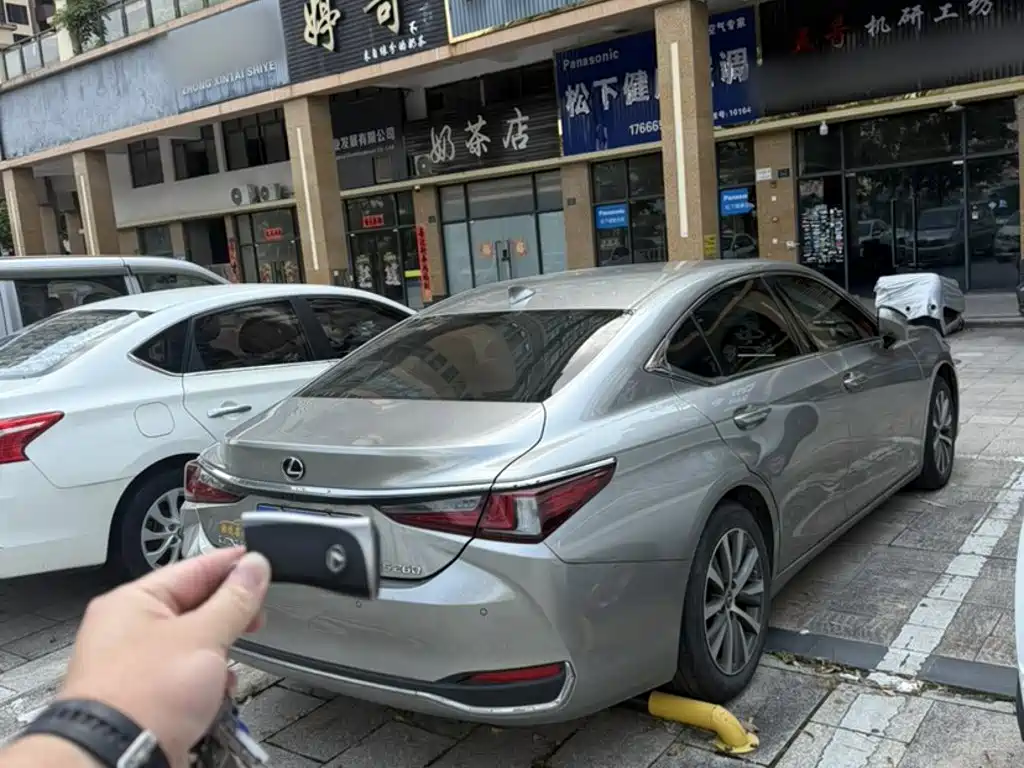 Фото 10 - Lexus ES