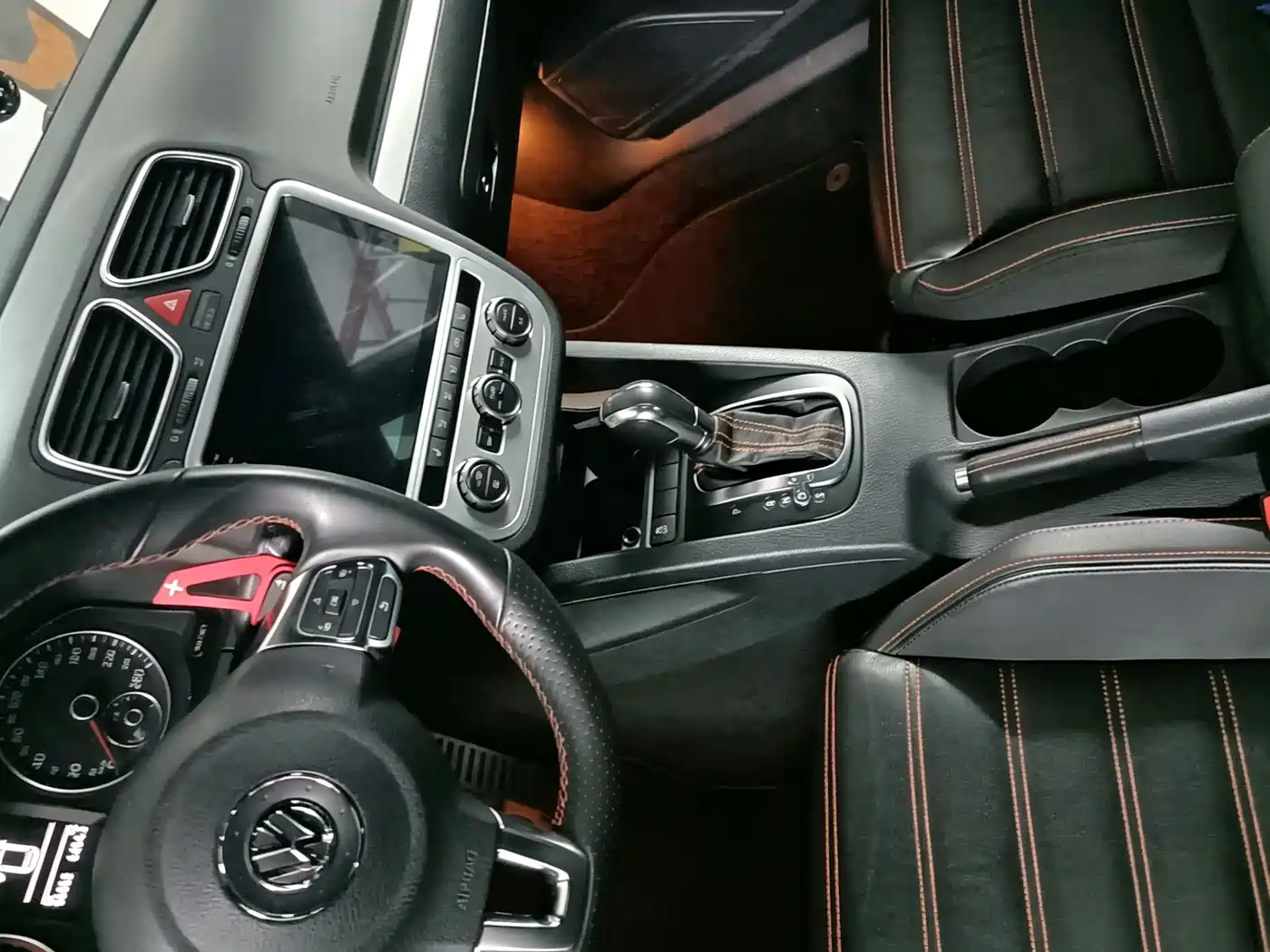Volkswagen Scirocco 2011 2.0TSI Luxury фото 11