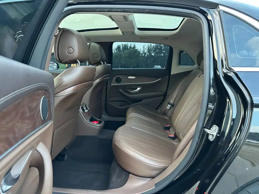 Фото 9 - Mercedes-Benz E-Class