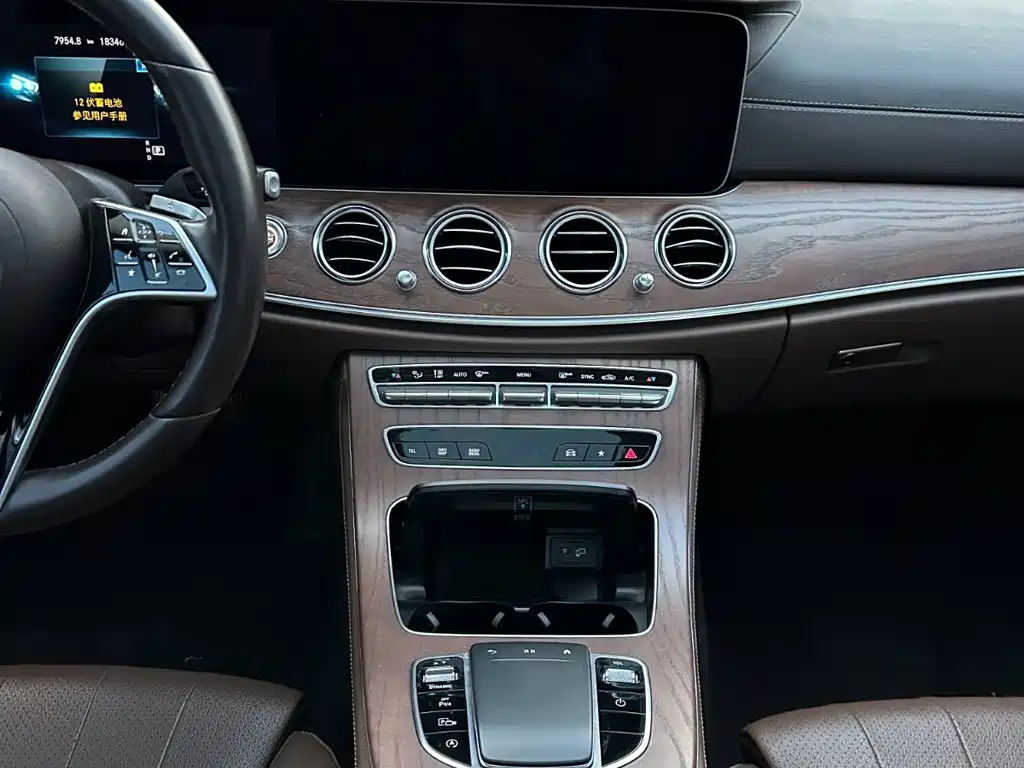 Фото 19 - Mercedes-Benz E-Class