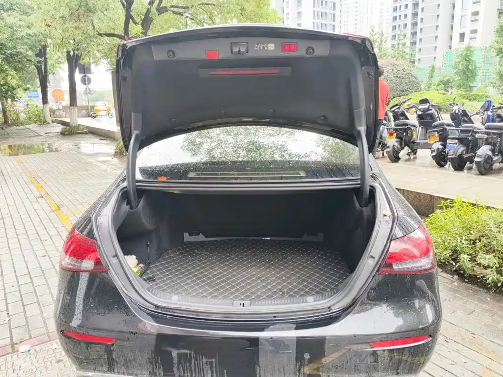Mercedes-Benz E-Class, миниатюра 5