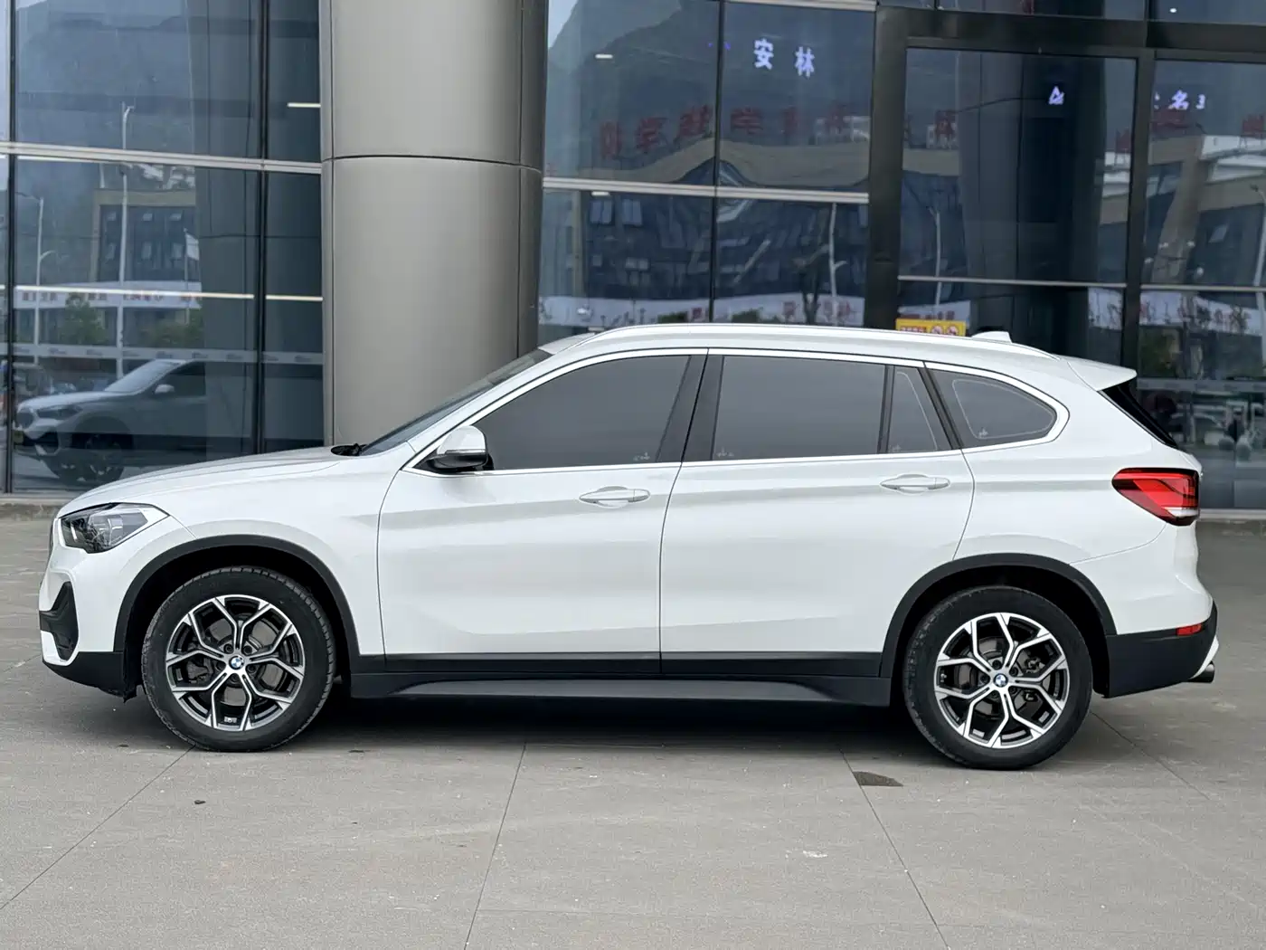 BMW X1 2022 sDrive25Li Leading фото 7