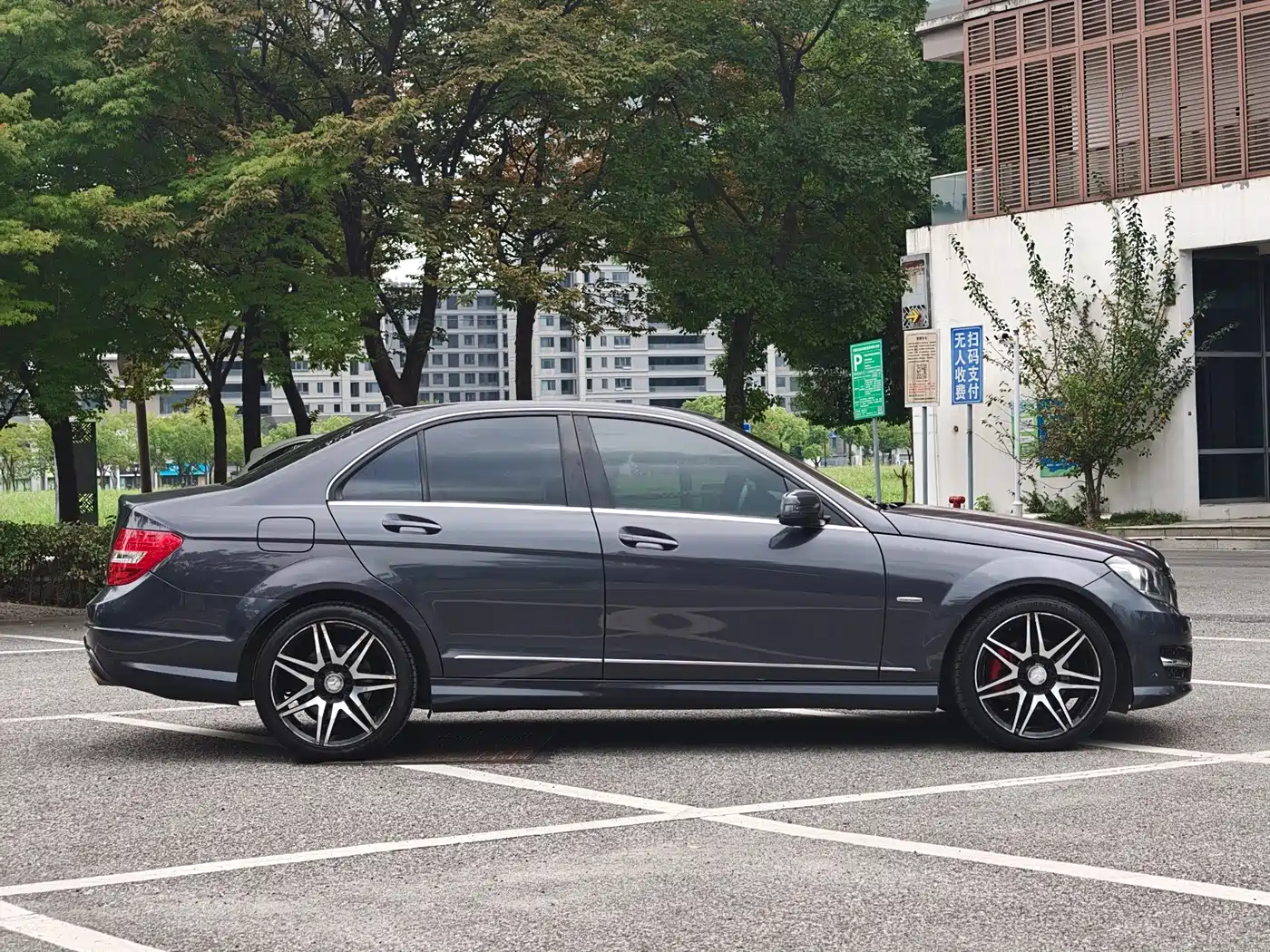 Photo 8 - Mercedes-Benz C-Class