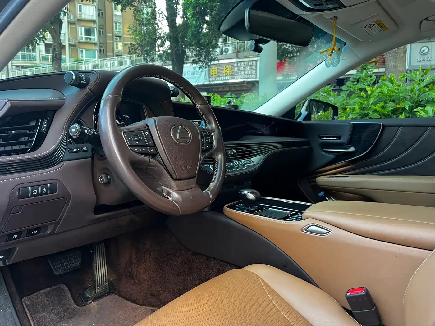 Photo 4 - Lexus LS