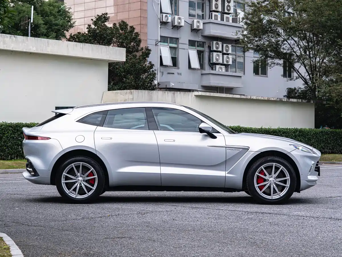 2024 Aston Martin DBX