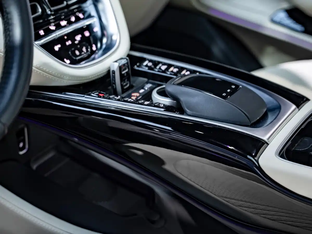 Photo 9 - Aston Martin DBX