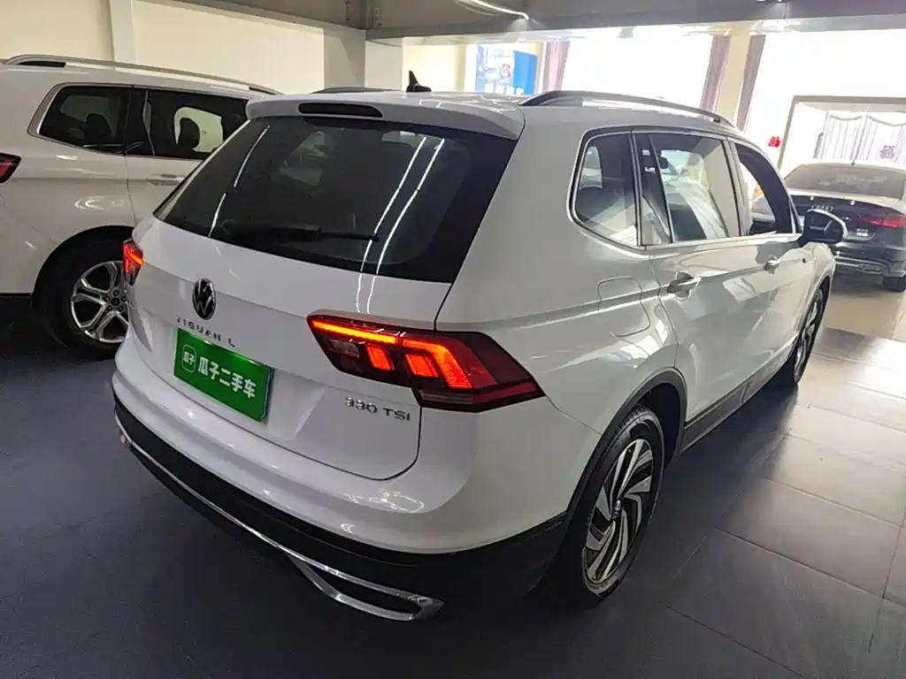 Photo 7 - Volkswagen Tiguan L