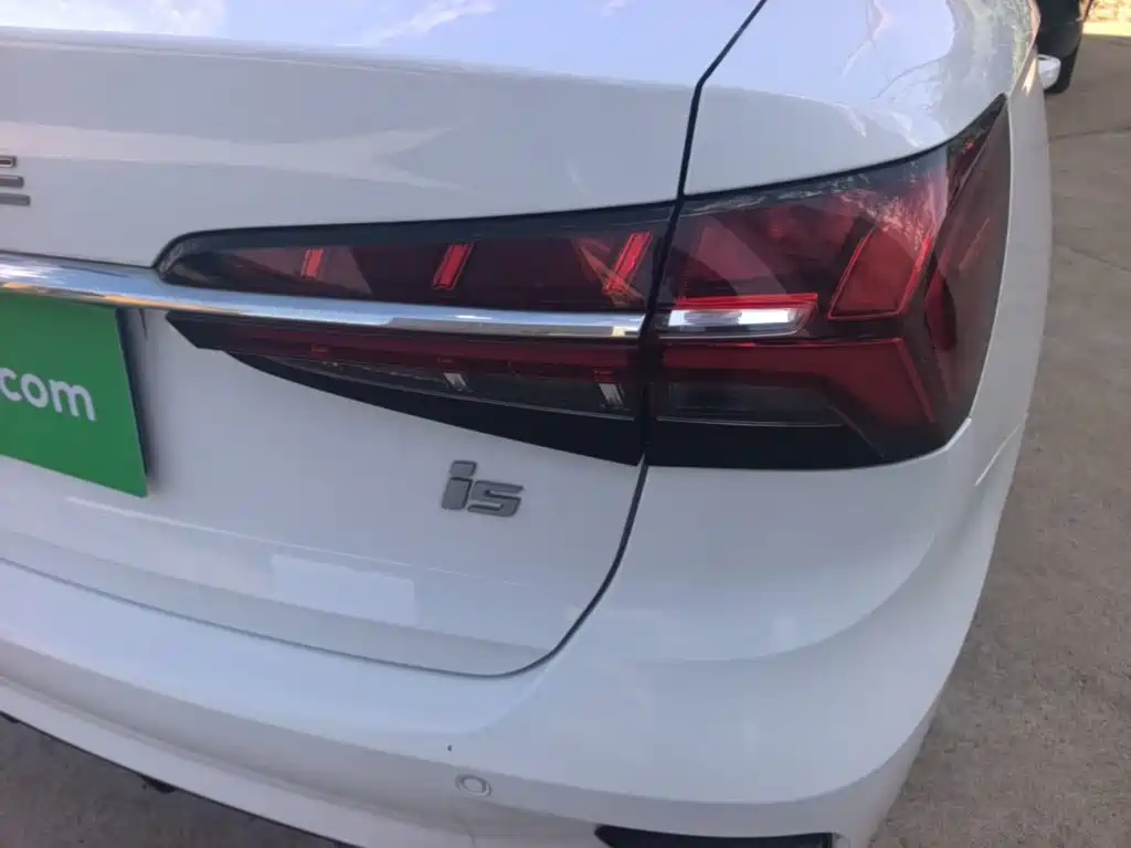 Фото 8 - Roewe i5