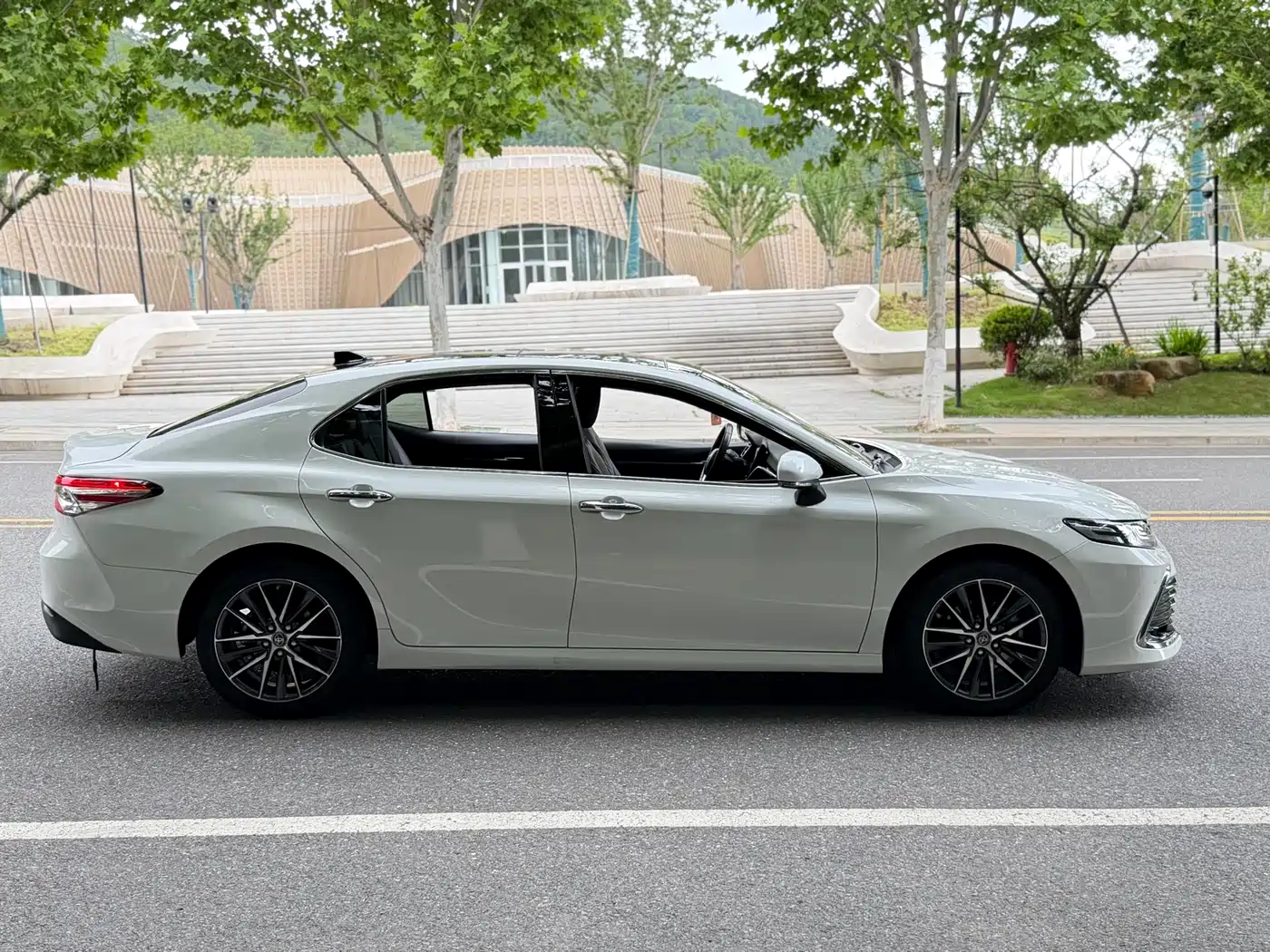 Toyota Camry 2023 2.5G Luxury Edition фото 20