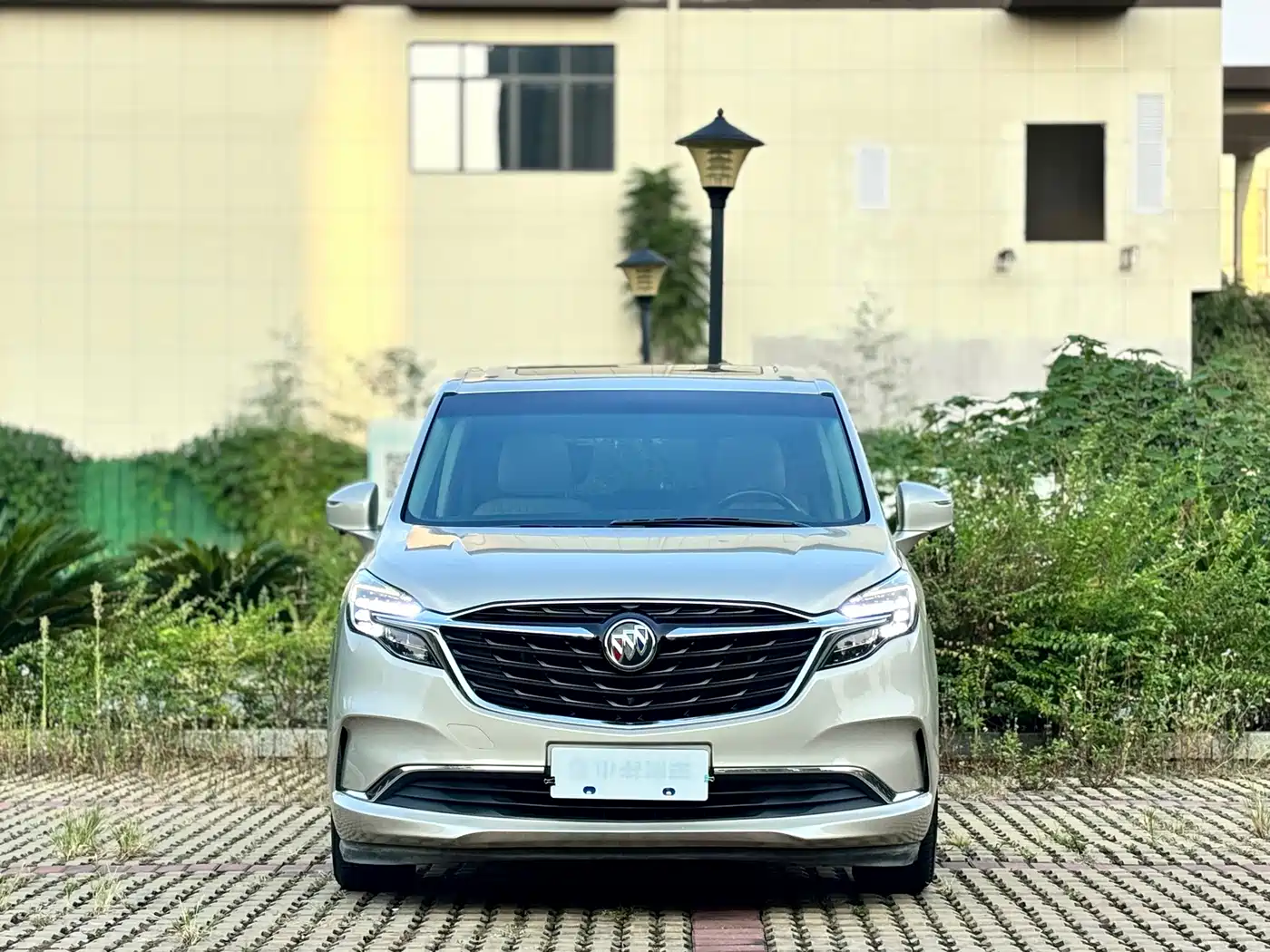 Photo 2 - Buick GL8