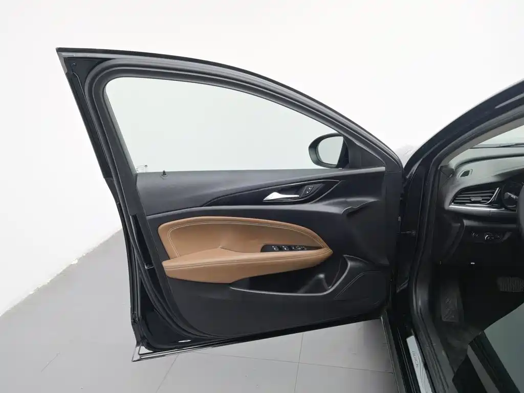 Photo 8 - Buick Regal