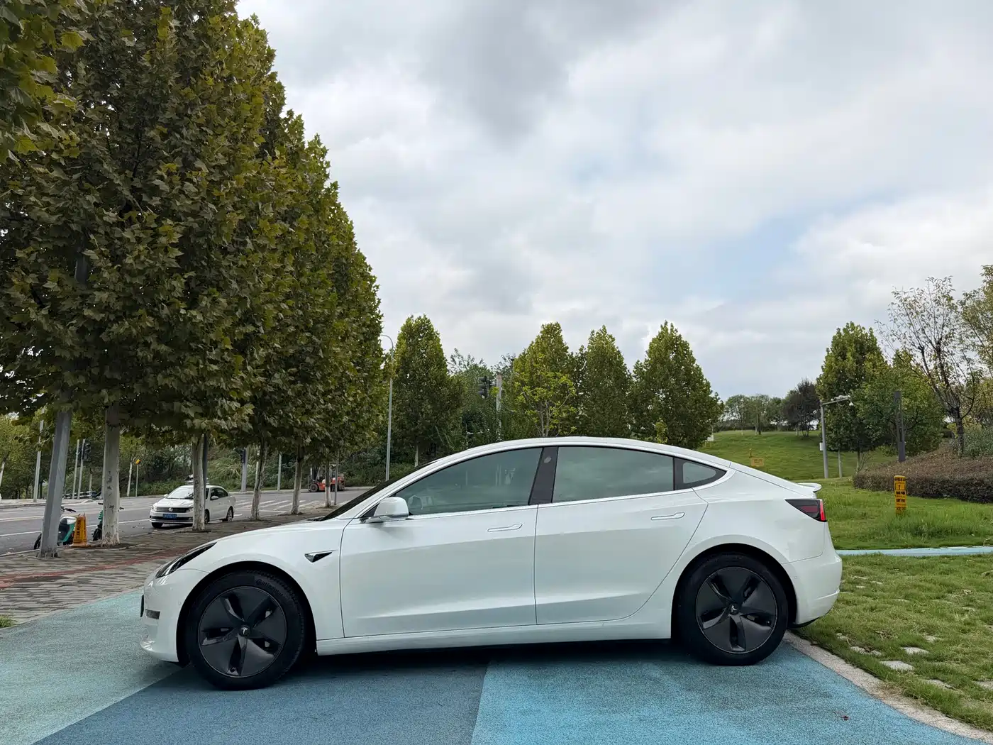 Tesla Model 3 (Import) 2019 2019 Long Range All-Wheel Drive Edition