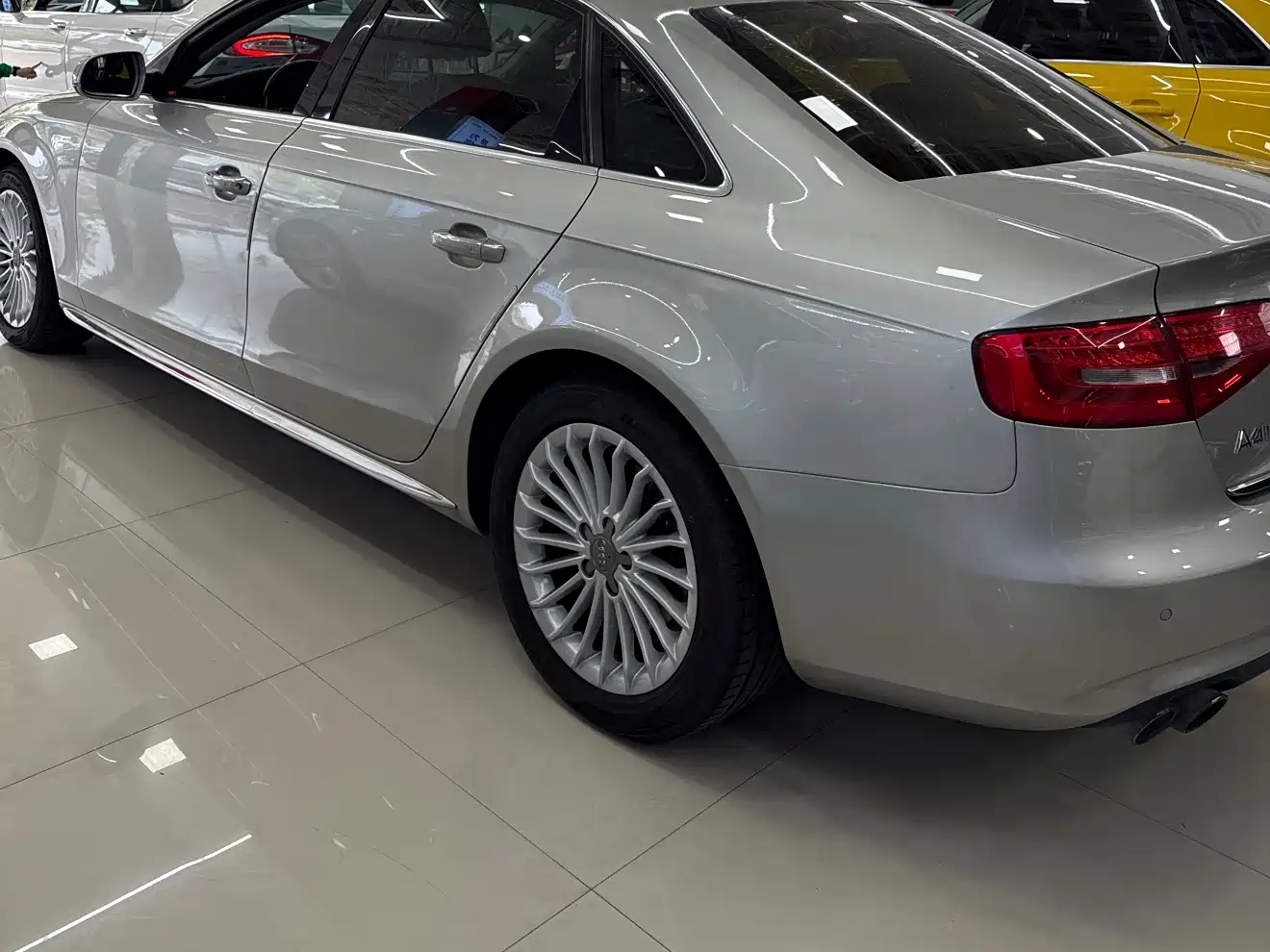 Audi A4L 2016 35 TFSI Automatic Comfort фото 3