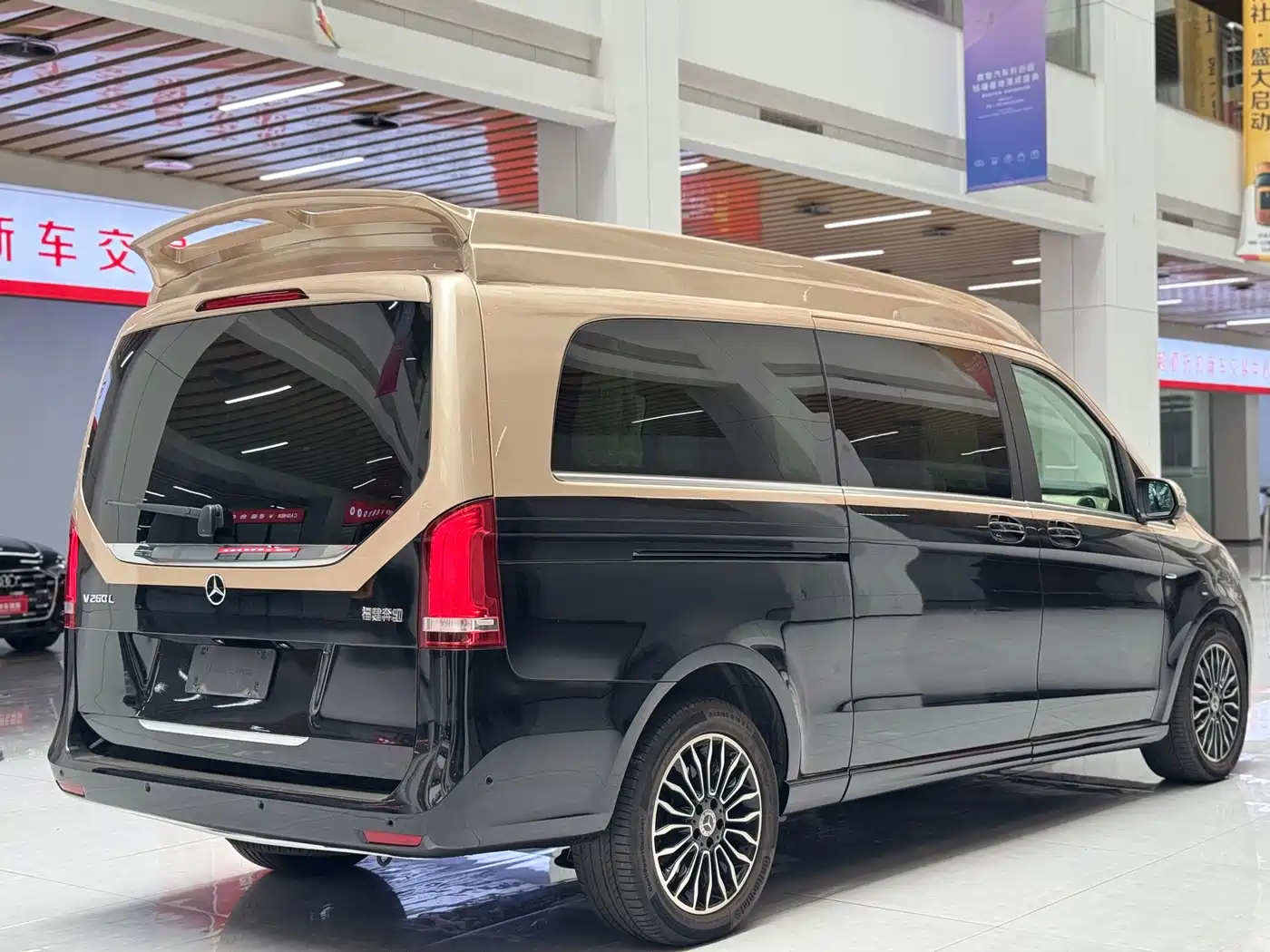 Mercedes-Benz V-Class 2018 V 260 L Premium Long Wheelbase Edition China VI фото 5