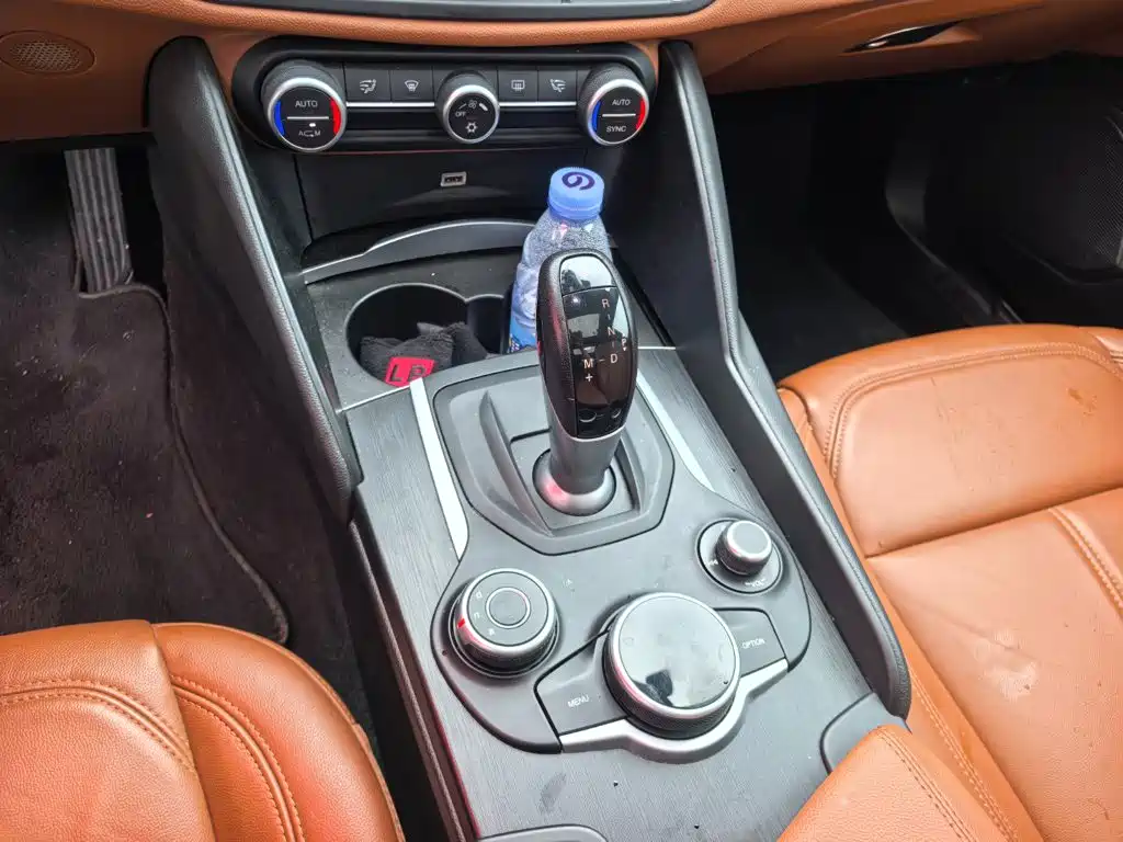 Alfa Romeo Giulia 2018 2017 2.0T 280HP Luxury Edition