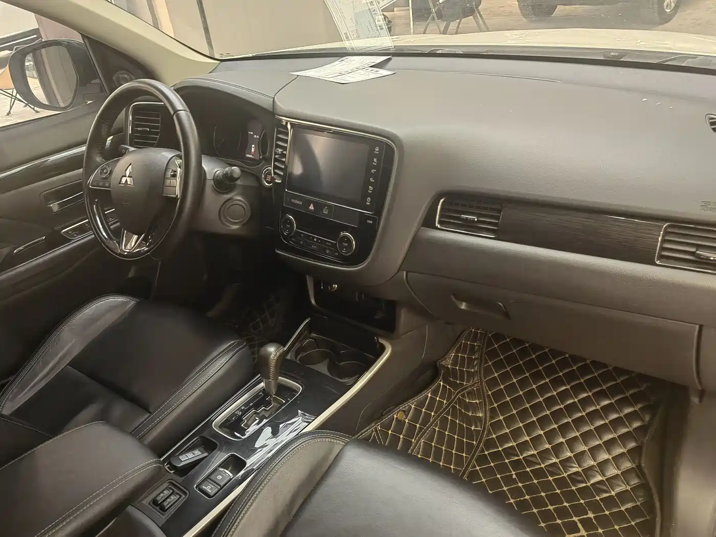 MITSUBISHI OUTLANDER