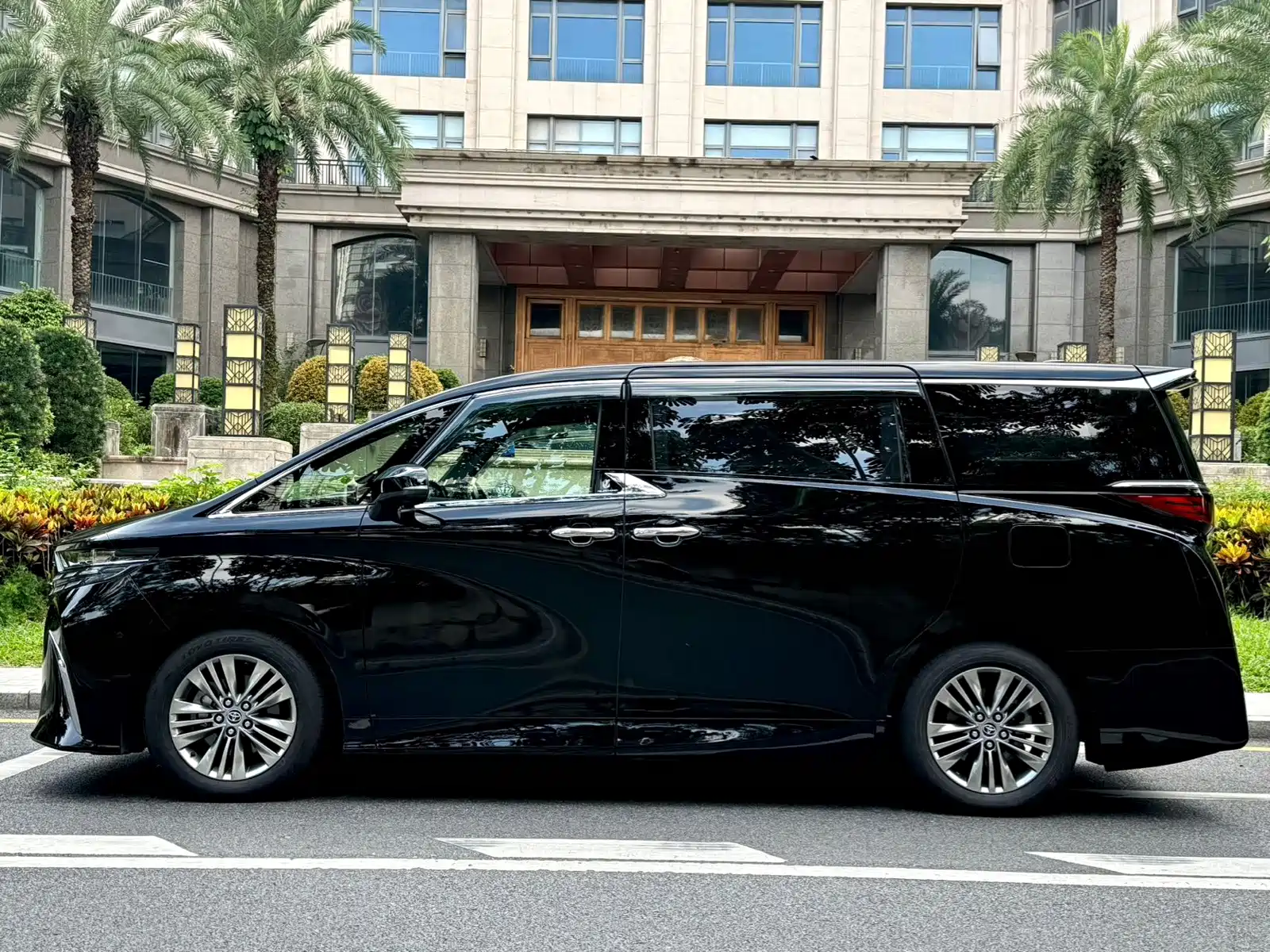 Photo 3 - Toyota Alphard