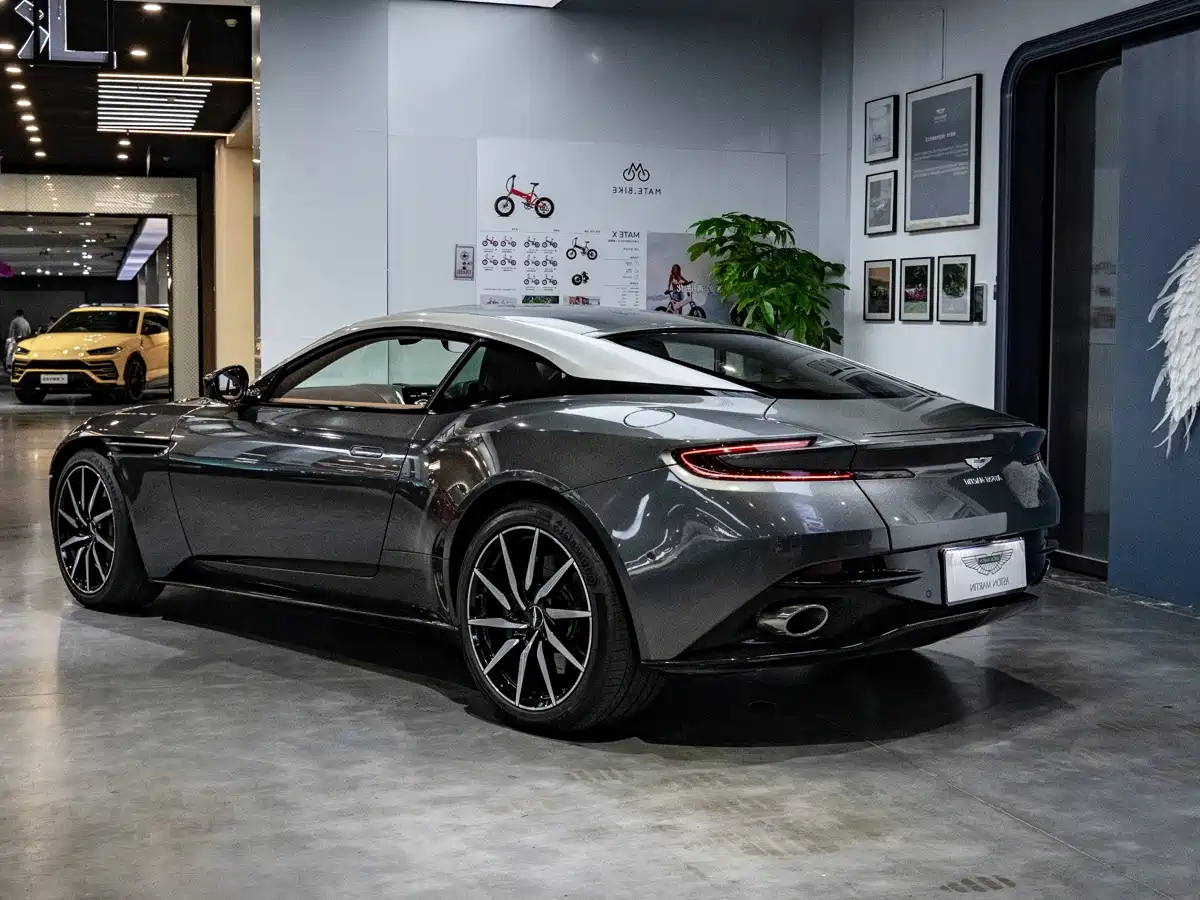 Фото 8 - Aston Martin DB11
