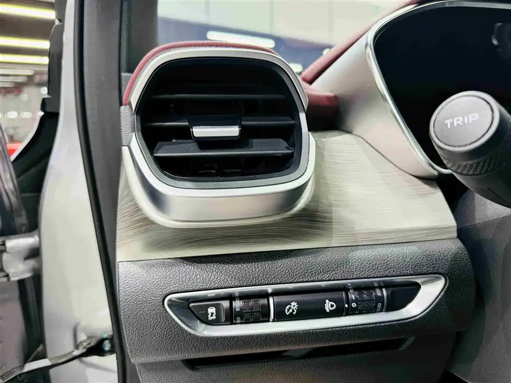 Фото 14 - Geely Coolray
