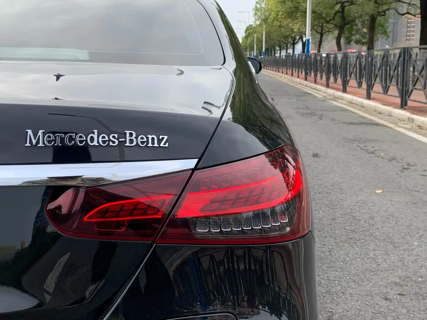 Mercedes-Benz E-Class New Energy 2022 Facelift II E 350 e L Plug-in Hybrid Sedan фото 12