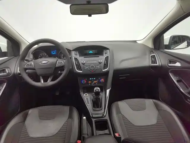 Ford Focus 2015 Sedan 1.6L Manual Trend — фото 5