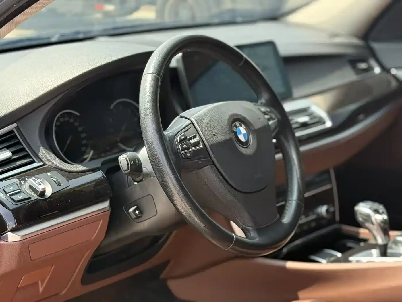 BMW 5 Series GT 2014 528i Leading фото 5